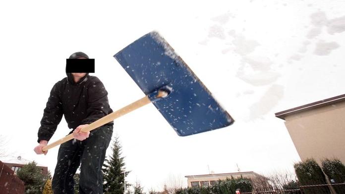 NAPADENÍ! Na známého zaútočil HRABLEM NA SNÍH