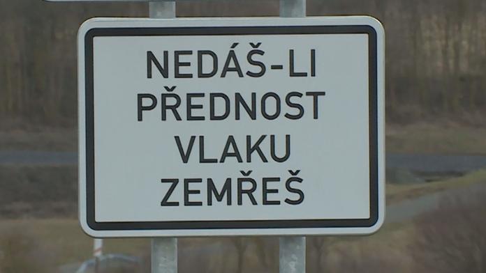 Na železničních přejezdech neumírají jen řidiči. Kde hrozí největší riziko?