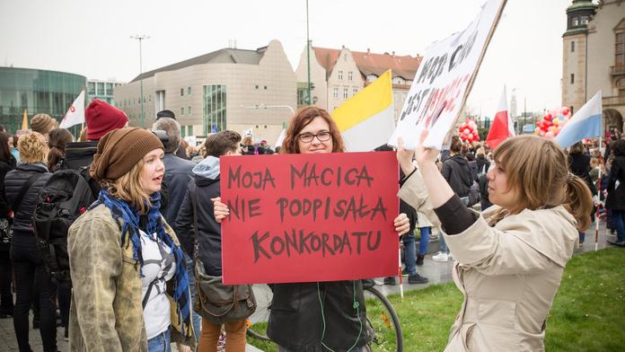 Ústavní soud v Polsku zakázal potraty. Ženy v celé zemi se bouří