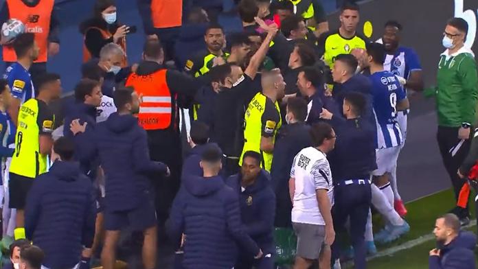 Šílené scény v portugalské lize. Padlo pět červených. Do bitky šel i podavač míčů