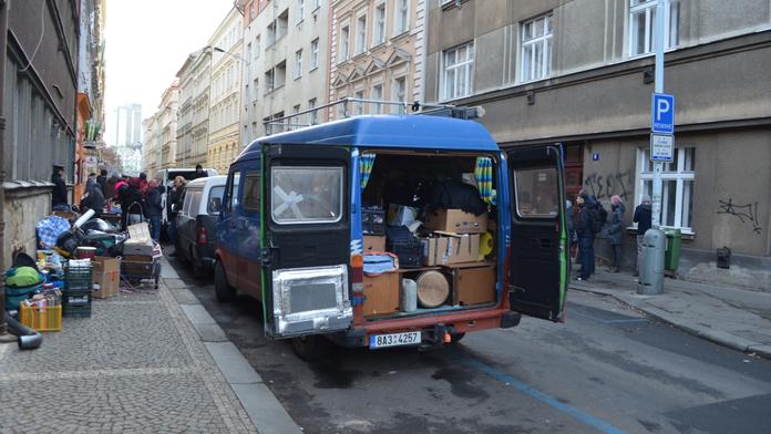 Na pražské Výtoni vyklízeli nelegálně obsazený dům! Asistovat musela policie!
