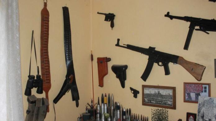 Granáty, mina, náboj do děla. Muž měl doma hotovou zbrojnici