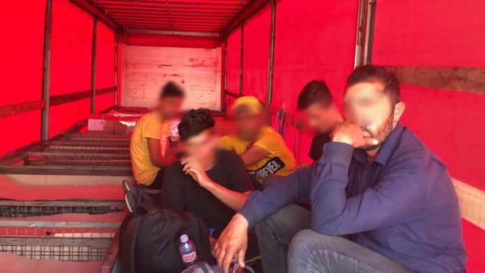 Další migranti v Česku: V kamionu našli pět Afghánců bez dokladů