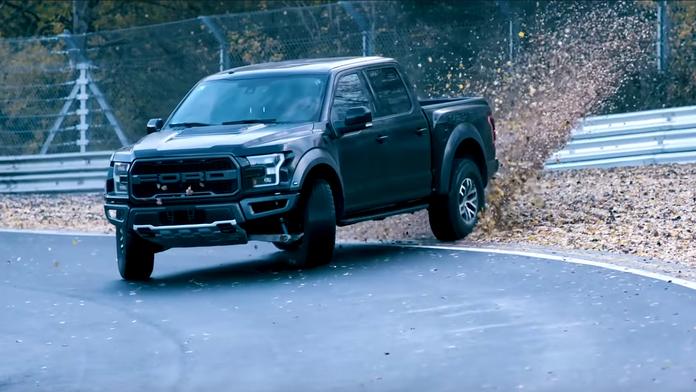 Dá se s obřím pick-upem driftovat? Tahle šílená jízda vám dá odpověď