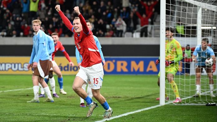 Spáčil fotbal jednadvacítka