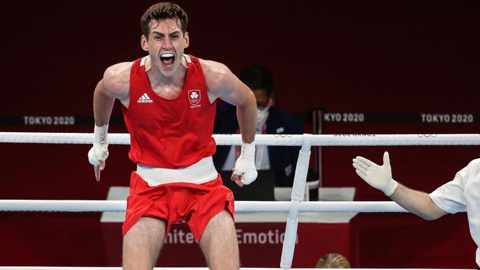 Irský boxer bouřlivě slavil postup, pak si zranil kotník a odstoupil