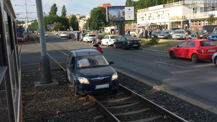 Řidič během záchvatu zapadl na kolejích a zastavil tramvaje