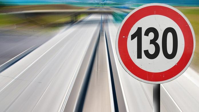 Donutí nás EU snížit rychlost? Už za rok budou v autech povinné 'omezovače'