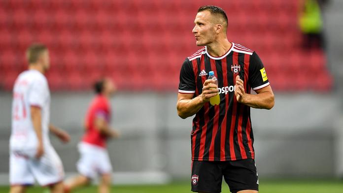 Bývalý sparťan úžasnými nůžkami vystřelil postup. Škrtel skákal v lóži