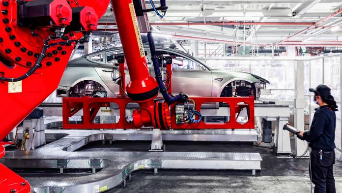 Tesla se dál propadá. Poslala domů dělníky, kteří pracují na Cybetrucku i Modelu Y