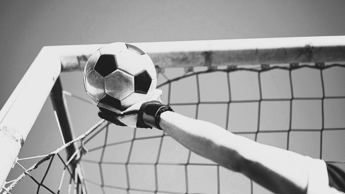 Tragédie v Anglii. Brankáře přepadli na zastávce, později zemřel