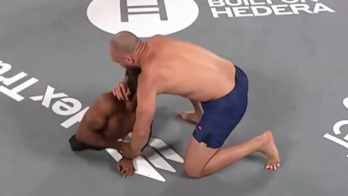 Bizár v bojových sportech. Zápasník UFC uškrtil bijce bez nohou