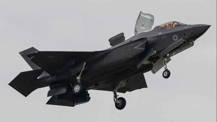 Britské stíhačky vzlétly kvůli ruským letadlům. Bylo to nebezpečné, hřmí ministerstvo