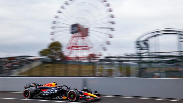 1. trénink v Japonsku ovládl Verstappen, do druhého nenastoupil. Sargeant boural