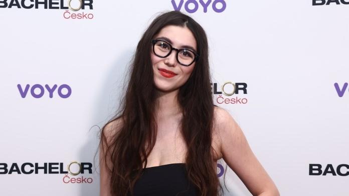 Naomi Adachi na premiéře Bachelora