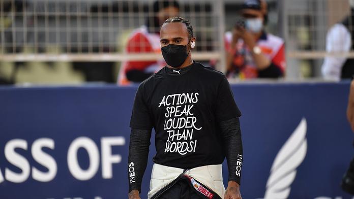 Hamilton byl po závodě rasisticky urážen. Red Bull se ho zastal
