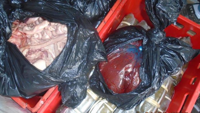 Hnus v igelitu: Inspektoři zadrželi 170 kilogramů páchnoucího masa