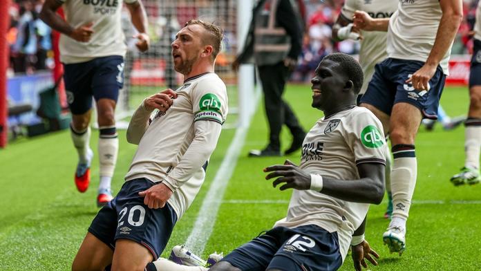 Liverpool si ve šlágru smlsnul na Arsenalu. West Ham má první výhru sezóny, Citizens padli