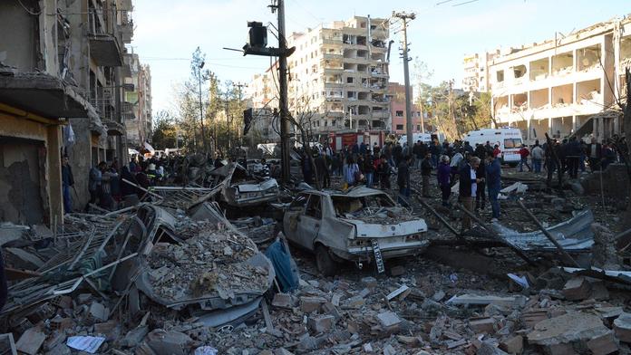 ISIS se hlásí ke smrtícímu útoku v Turecku, vláda obvinila PKK