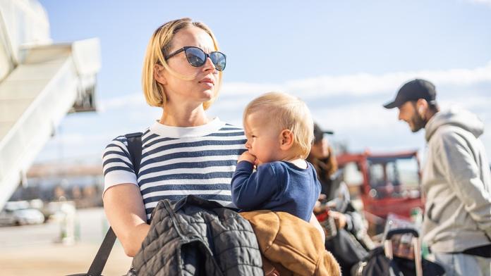 Maminku malého chlapečka nepustili do letadla. Malá nepozornost ji vyšla draho