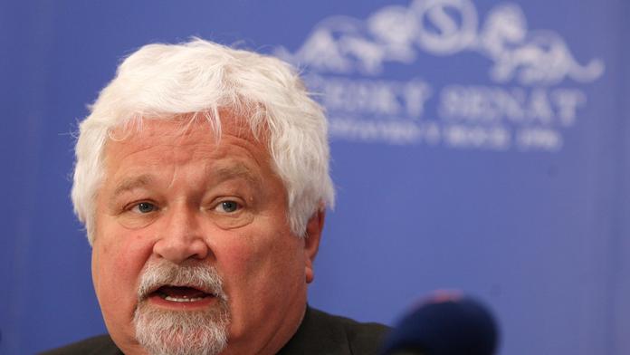 Senátoři podají stížnost proti náhubkovému zákonu