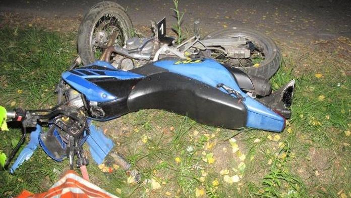 Hlavou do stromu narazil mladý motorkář a zemřel. Přizabil i spolujezdce