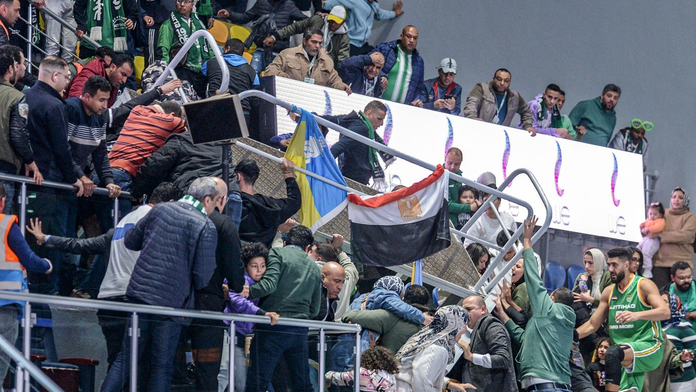 V Egyptě se zřítila tribuna přímo při basketbalovém zápase. 27 lidí je zraněno