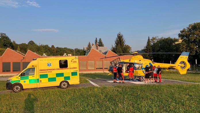 Tříletého chlapečka přejela na Zlínsku sekačka na trávu. Je na tom špatně