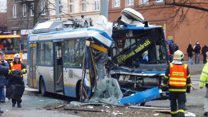 V Ostravě havaroval trolejbus. Devět zraněných!