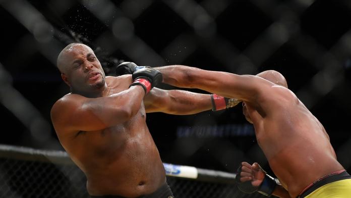 Noví šampioni, návraty i bučení na Cormiera. To bylo UFC 200!