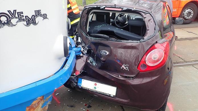 Tramvaj v Ostravě smetla auto! Ženu museli vyprostit hasiči
