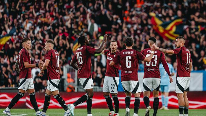 Slavící fotbalisté Sparty