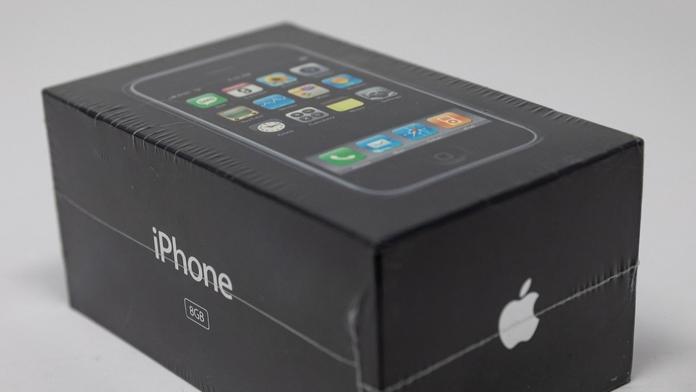 Starý telefon se prodal skoro za milion. Velkou cenu mají i další věci