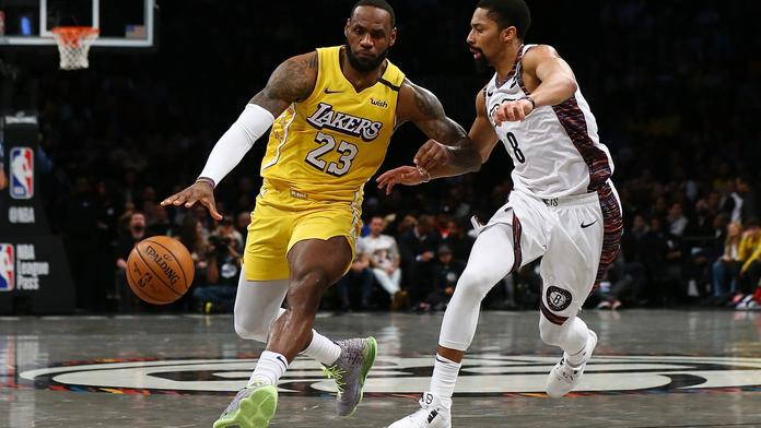 LeBron pomohl triple doublem k výhře Lakers, Lillard nastřílel 47 bodů