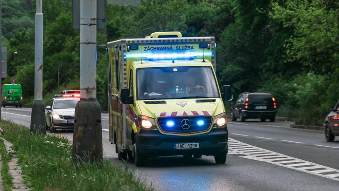 Mladistvá motorkářka se na Rakovnicku srazila s autem. Nehodu nepřežila