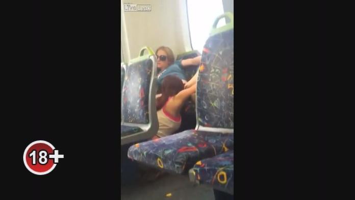 Sex před očima cestujících: Dívky si to orálně rozdávají ve vlaku! VIDEO