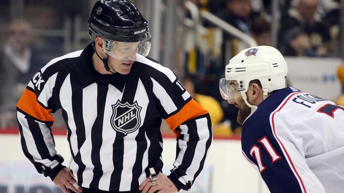 Šílenost v NHL: Sudí přišel v zápase o zuby, náhradní vozí v kalhotách!