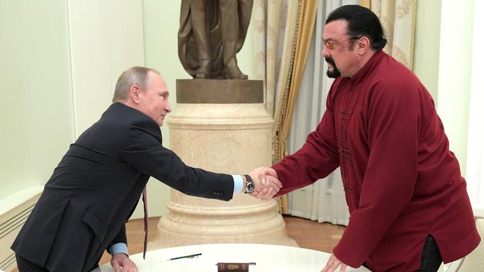 Putin verbuje těžký kalibr, Steven Seagal dostal ruský pas