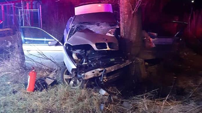 Po nárazu auta do stromu museli hasiči vyprostit jednu osobu, čtyři zranění