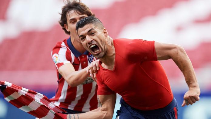 Jsi starý, nechceme tě, slyšel Suaréz v Barceloně. U rivala teď bojuje o titul