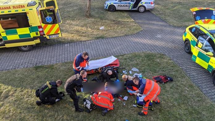 Chlapec vypadl v Plzni z 9. patra, vážným zraněním nakonec podlehl