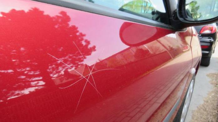 Postrach parkovišť: Sedmiletá dívka zničila 37 aut, škoda se blíží k milionu