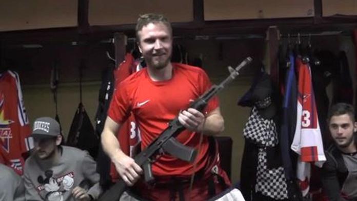 Kalašnikov pro nejlepšího hráče! Snad nás nezastřelí, vtipkují hráči