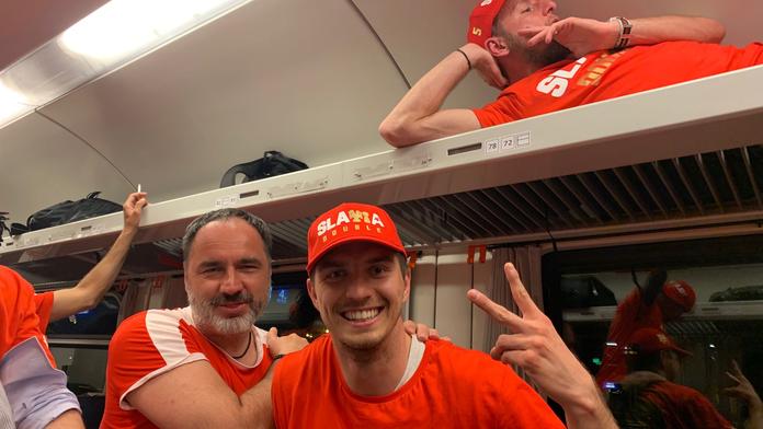 Doutníky ve vlaku, pařba v nočním klubu! Taková byla jízda Slavie