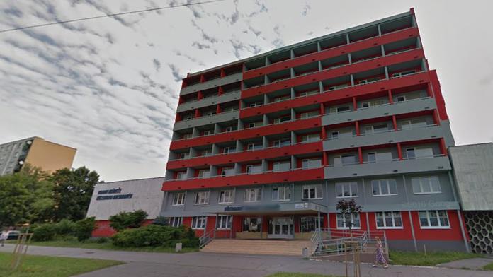 Nikola (15) vyskočila z pátého patra intru. Našli ji v kaluži krve