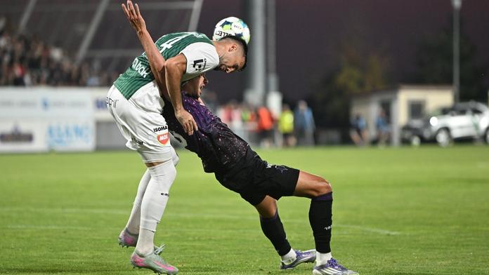 Jablonecký Nemanja Tekijaški v souboji se slávistou Ivanem Schranzem