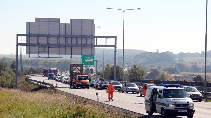Pražský okruh zablokovaly nehody! Vytvořily se několikakilometrové kolony!