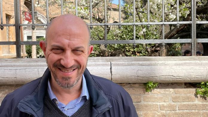 Italský profesor Alberto Grandi se usmívá