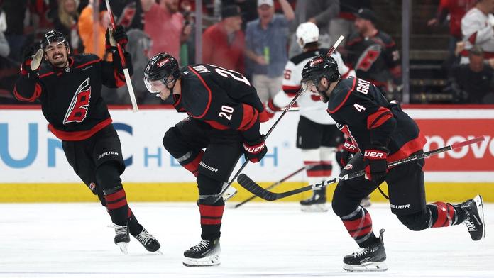 Carolina prvním postupujícím. Důležité výhry pro Vegas a Edmonton