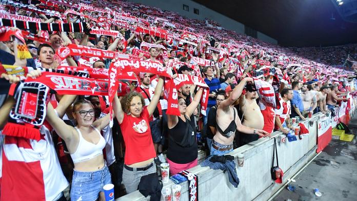 Trable fandů Slavie na Lize mistrů: Havárie busu, pokuta za koupel i zabavená piva!